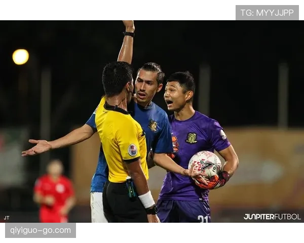 延迟举旗的判罚逻辑详解：裁判何时必须立刻示意犯规？