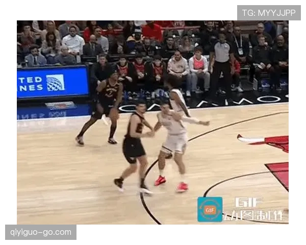 无球挡拆拉扯对内线换防，特伦特拉开外线空间